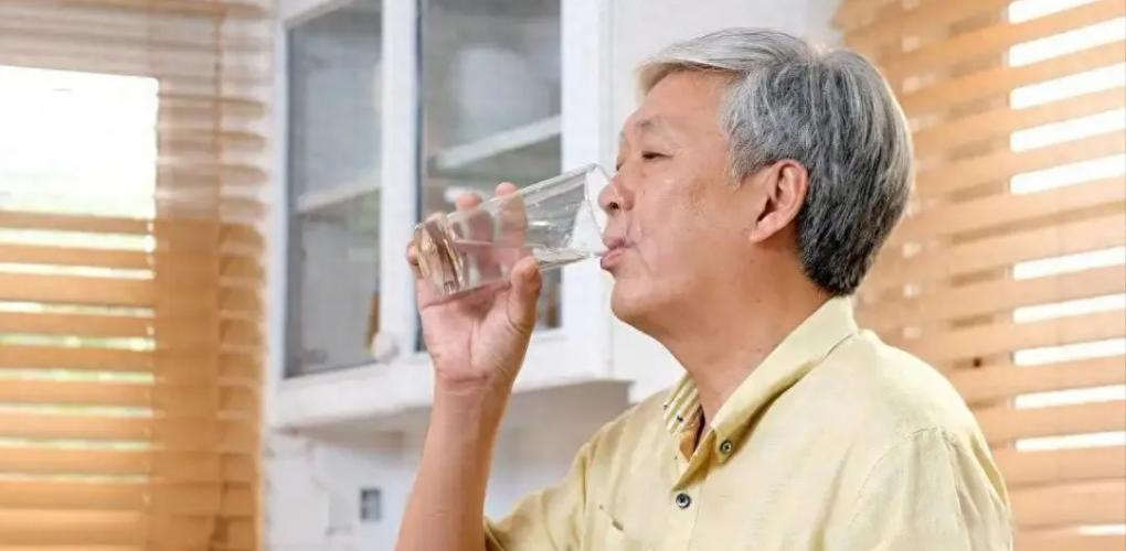 总感觉口干口渴，喝再多水都没用？或是提醒体内潜藏了这4种疾病