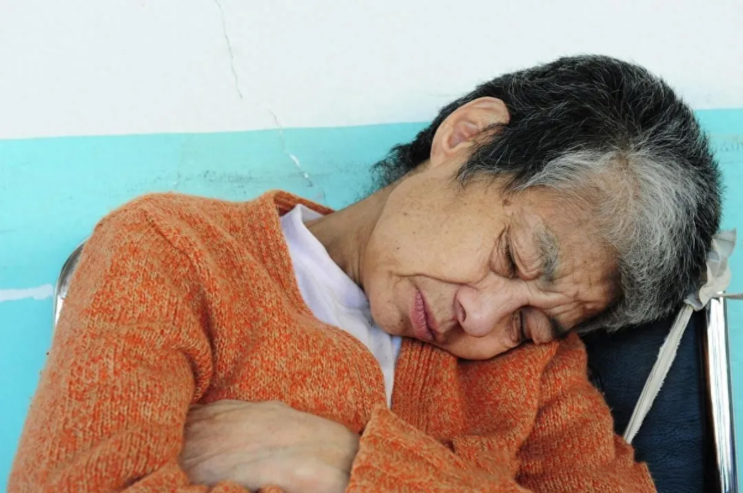 脑梗来临并非不声不响，提醒：胳膊出现3种异常，可能是脑梗到来