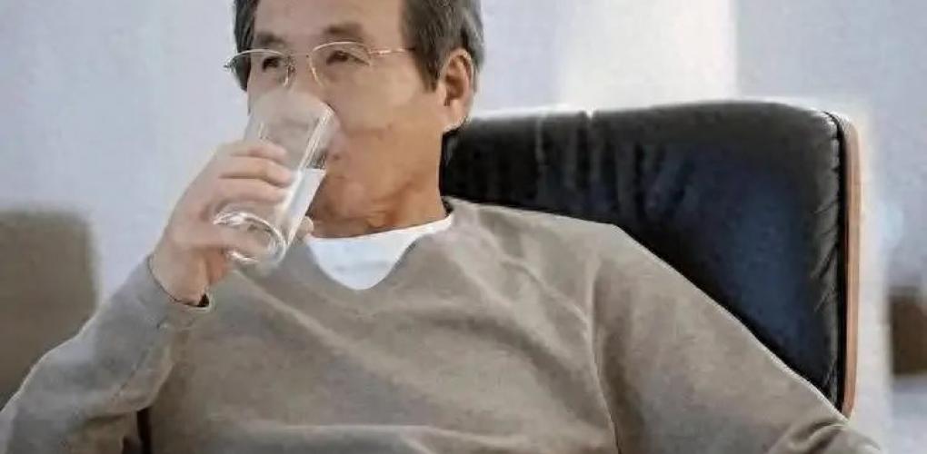 有没有肾结石，饮水就知道？告诫：肾结石患者，饮水多有这4表现