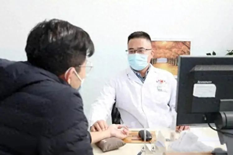 医生调查发现：脂肪肝人群若天天喝茶解压，半年后肝脏或有3变化