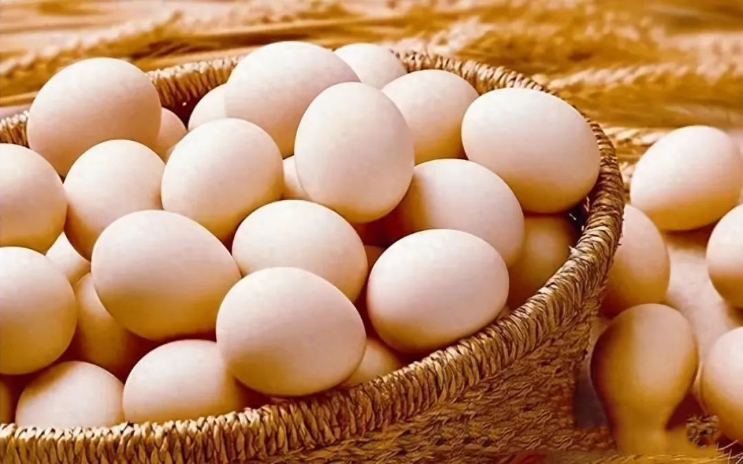 多吃鸡蛋对“肾脏”不好？提醒：若不想肾结节，平时多吃4种食物