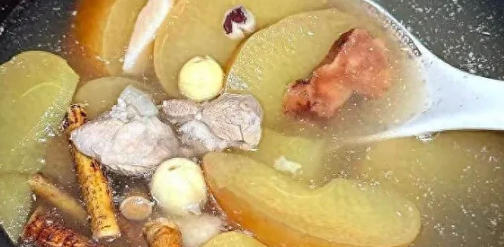 苹果加它一起煮，效果很大，一排毒、二健脾、三养颜，夏天吃养人